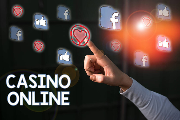 Conceptuele hand schrijven toont Casino online. Zakelijke fotopresentatie gokkers kunnen spelen en inzetten op casino games via online. - Foto, afbeelding