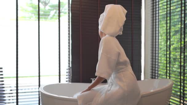 Retrato joven asiática mujer relajarse tomar un baño en bañera para spa concepto - Metraje, vídeo