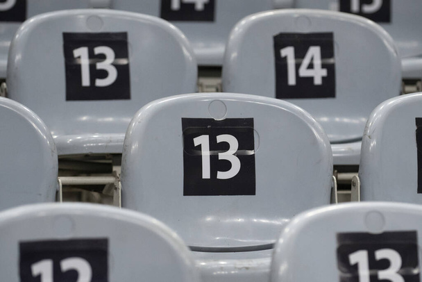 chaises avec marquage numéro 13 sur le siège
. - Photo, image