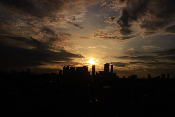 Puesta de sol en el horizonte skyline
 - Foto, imagen