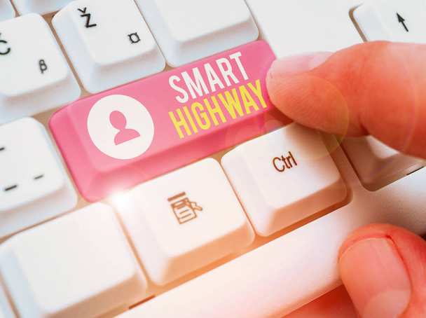 Tekst pisania słów Smart Highway. Koncepcja biznesowa autostrad zbieżnych z zaawansowanymi technologiami drogowymi. - Zdjęcie, obraz