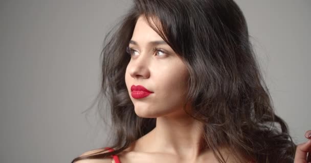 Mujer con labios rojos posando aislada
 - Imágenes, Vídeo