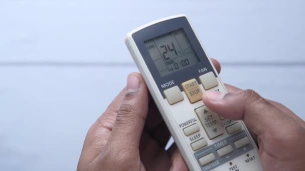 Közelkép a férfi kézi használatú légkondicionáló távirányító  - Felvétel, videó