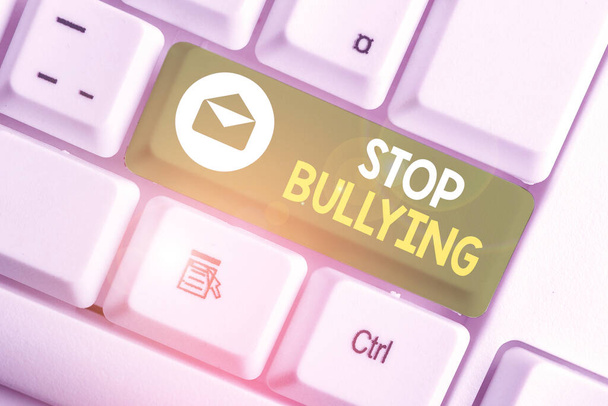 Texto manuscrito Stop Bullying. Concepto que significa detener el comportamiento agresivo entre los niños en edad escolar
. - Foto, Imagen