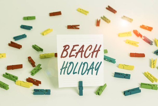 Концептуальный почерк, показывающий Пляжный отдых. Деловое фото, демонстрирующее отпуск, в котором можно просто загорать на пляже Цветные бумажки для белья пустое напоминание офис на белом этаже
. - Фото, изображение