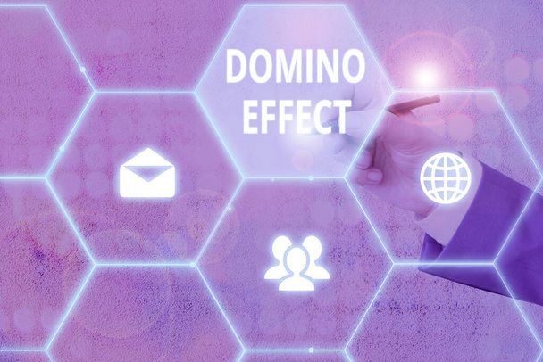 Käsiala tekstiä kirjallisesti Domino Effect. Käsitteen merkitys Ketjureaktio, joka aiheuttaa muita vastaavia tapahtumia
. - Valokuva, kuva