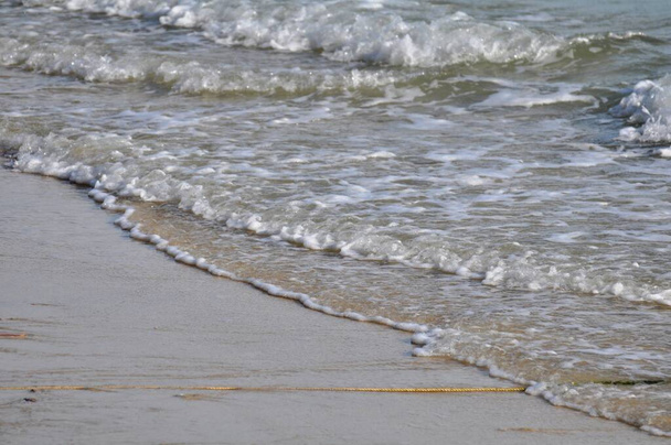 Θαλάσσια ακτή με μεγάλα κύματα - Φωτογραφία, εικόνα