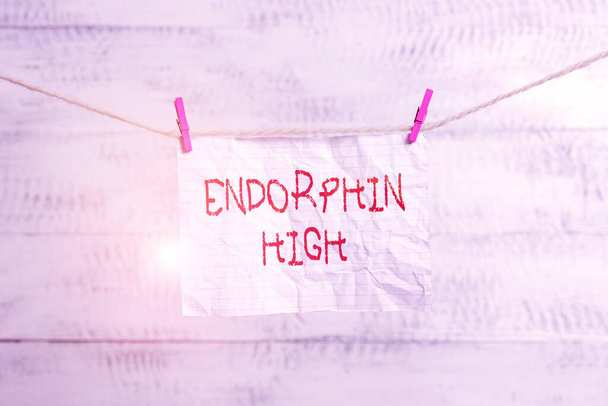 Tekst pisma Endorphin High. Koncepcja oznacza wywołać pozytywne uczucie w organizmie jak morfina Clothesline Clothespin prostokątny kształt papieru przypomnienie białe drewniane biurko. - Zdjęcie, obraz