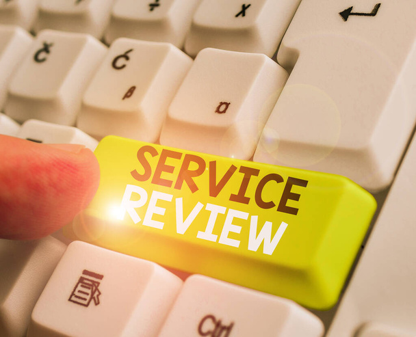 Konceptualne ręczne pisanie pokazujące Service Review. Biznesowe zdjęcie przedstawiające opcję dla klientów, aby ocenić firmę s jest usługa. - Zdjęcie, obraz