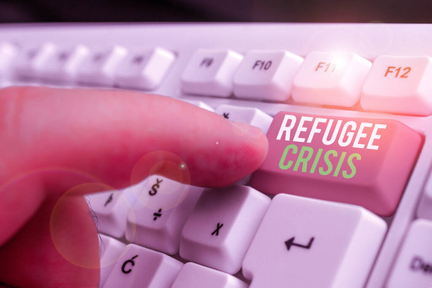 Znak tekstowy pokazujący kryzys uchodźczy. Zdjęcie koncepcyjne odnosi się do ruchów dużych grup wysiedlonych pokazujących. - Zdjęcie, obraz