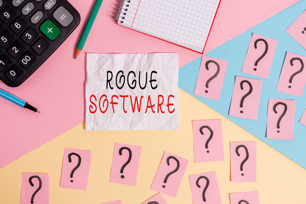 Handschriftliche Textschreiben Rogue Software. Konzept bedeutet Art von Malware, die als Antimalware-Software Mathematik-Zeug und Schreibgeräte vor pastellfarbenem Hintergrund darstellt. - Foto, Bild
