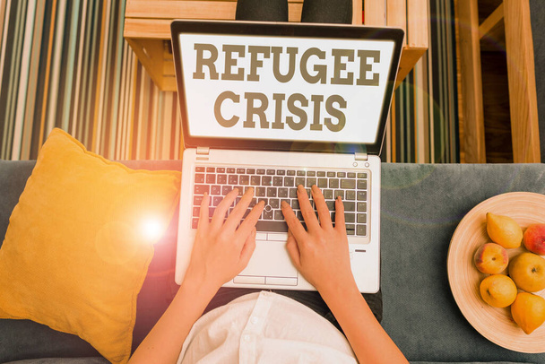 Escribiendo una nota que muestra la crisis de refugiados. Muestra de fotos de negocios se refieren a los movimientos de grandes grupos de desplazados mostrando
. - Foto, Imagen