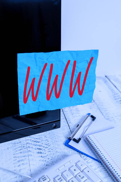 Signo de texto que muestra Www. Foto conceptual Red de contenido en línea Formateado en HTML y al que se accede a través de papel HTTP Note pegado a la pantalla del ordenador negro cerca del teclado y estacionario
. - Foto, Imagen
