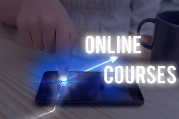 Çevrimiçi kursları gösteren metin işareti. Kavramsal fotoğraf kursları bir web tarayıcısına bir dizi ders sunar. - Fotoğraf, Görsel