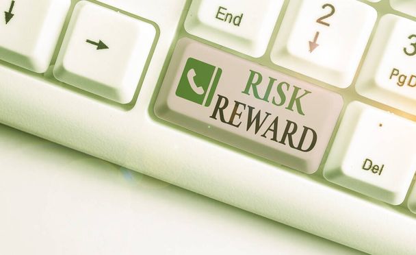 Pisanie tekstu Risk Reward. Koncepcja biznesowa służąca do oceny potencjału zysku danej transakcji w stosunku do jej straty. - Zdjęcie, obraz