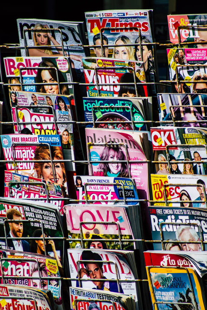 Пафос Кипр 29 февраля 2020 г. Просмотр различных газет и журналов, продаваемых на улицах Пафоса во второй половине дня
 - Фото, изображение