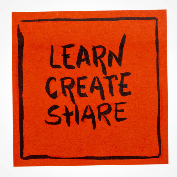 uczyć się, tworzyć i dzielić - inspirujące pismo ręczne na odosobnionej nucie przypominającej, uczenie się, kreatywność, tworzenie sieci i koncepcja pracy zespołowej - Zdjęcie, obraz