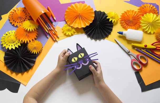 Halloween holiday black cat made of paper. Children's creativity. Hobby craft material - Foto, afbeelding