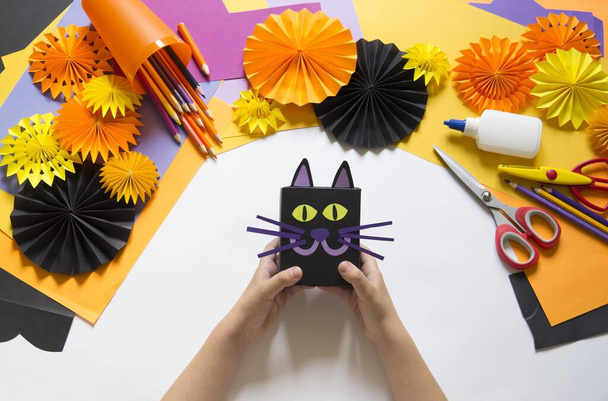 Halloween holiday black cat made of paper. Children's creativity. Hobby craft material - Foto, afbeelding