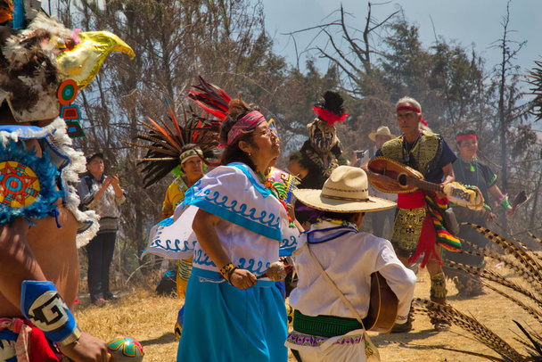  Sacromonte Amecameca - February 27, 2020: dancer characterized with prehispanic costumes in the Parque nacional Sacromonte - Photo, Image