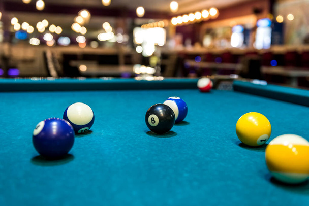 Πολύχρωμες μπάλες μπιλιάρδου στο τραπέζι, το παιχνίδι και τα τυχερά παιχνίδια - Φωτογραφία, εικόνα