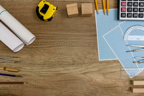 Piirustus työkaluja millimetrin paperi puinen pöytä
 - Valokuva, kuva