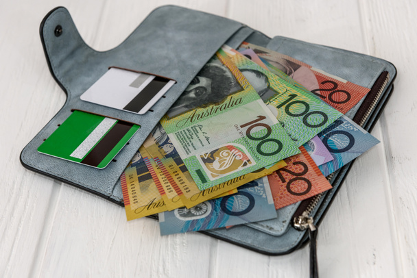 Ausztrál dollár hitelkártyával a tárcájában - Fotó, kép