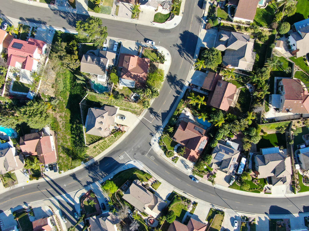 カリフォルニア州ダイヤモンドバーの住宅細分化家の空中トップビュー - 写真・画像