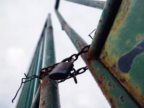 Le cadenas rouilleux sur la grille de la clôture du pré. Slovaquie - Photo, image