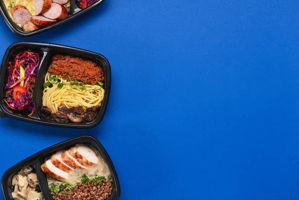 Containers met gezond voedsel op kleur achtergrond - Foto, afbeelding