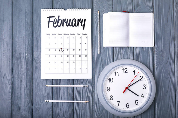 Notebook, kalendář a hodiny na dřevěném pozadí. Koncept řízení času - Fotografie, Obrázek
