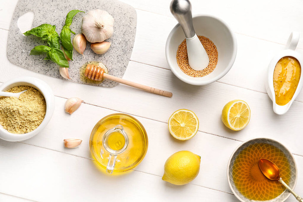 Ingredientes para la salsa de mostaza miel sobre fondo de madera blanca
 - Foto, Imagen