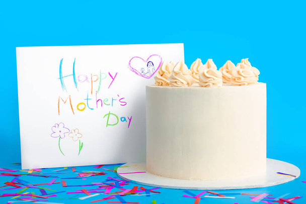 Sabroso pastel con tarjeta de felicitación para la madre en el fondo de color
 - Foto, Imagen