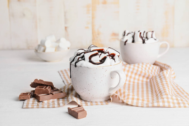 Copa de chocolate caliente sobre mesa de madera blanca
 - Foto, Imagen