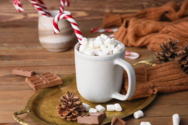 Tasse heiße Schokolade auf Holztisch - Foto, Bild