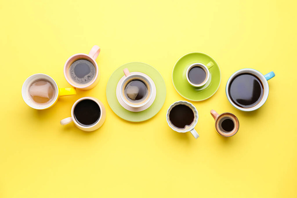 Tasses de café sur fond de couleur - Photo, image