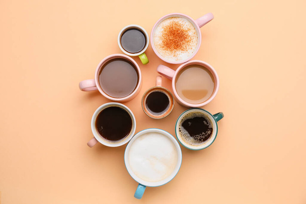 Koppen van verschillende koffie op kleur achtergrond - Foto, afbeelding