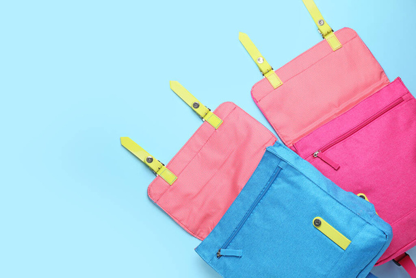 Okul çantaları renk arkaplanına göre - Fotoğraf, Görsel