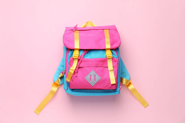 Renkli arkaplana sahip okul çantası - Fotoğraf, Görsel