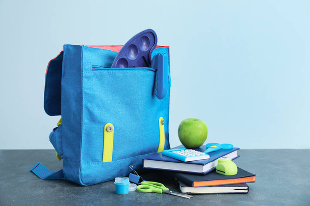 Plecak szkolny i papeteria na stole - Zdjęcie, obraz