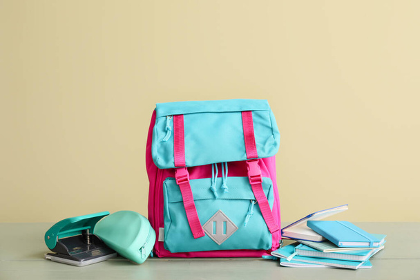 Okul çantası ve kırtasiye malzemeleri masanın üstünde. - Fotoğraf, Görsel