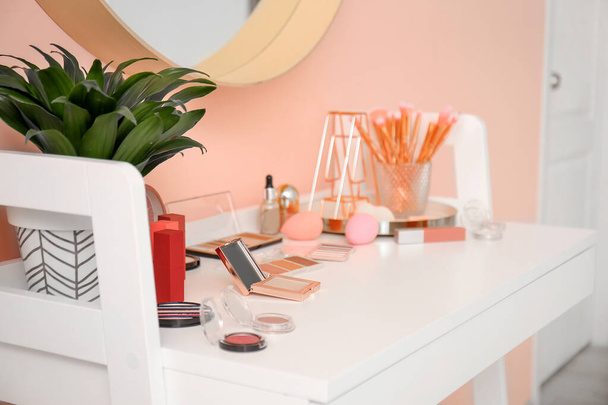 Werkplaats van make-up kunstenaar in moderne schoonheidssalon - Foto, afbeelding