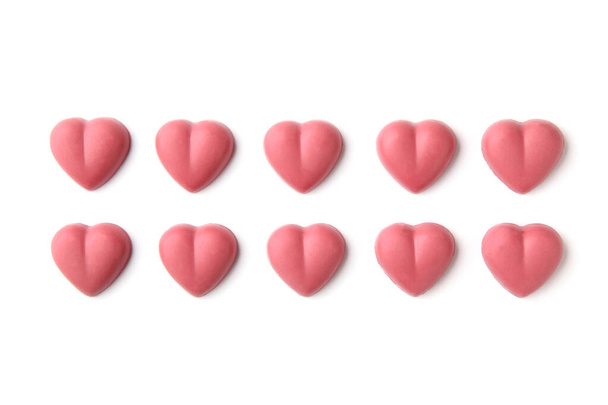 hartvormige roze robijn chocolade geïsoleerd op witte achtergrond - Foto, afbeelding