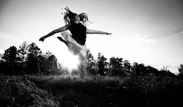 Foto de menina saltando alto no campo
 - Foto, Imagem