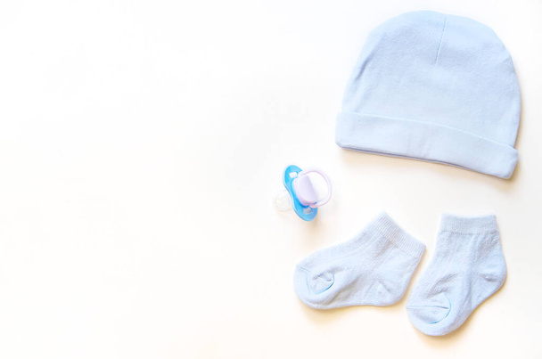 Accesorios para bebés y ropa aislada sobre un fondo blanco. Enfoque selectivo
. - Foto, imagen