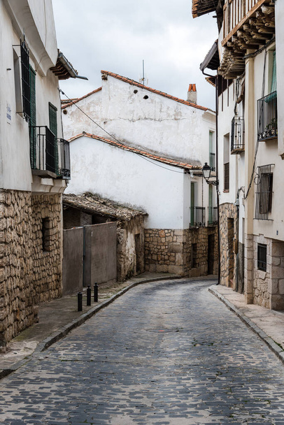 Kopfsteinpflasterstraße und traditionelle Häuser in der mittelalterlichen Stadt Pastrana, Spanien. - Foto, Bild