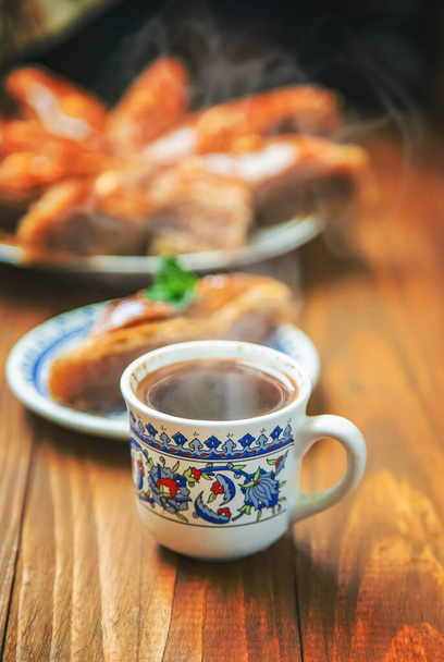 Turecká káva a baklava na stole. Selektivní zaměření. - Fotografie, Obrázek