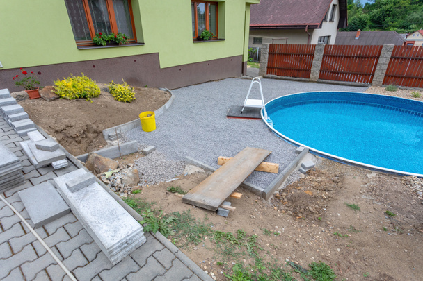 Piscina em construção, substituindo pavimento entrelaçado em casa de campo rural
 - Foto, Imagem