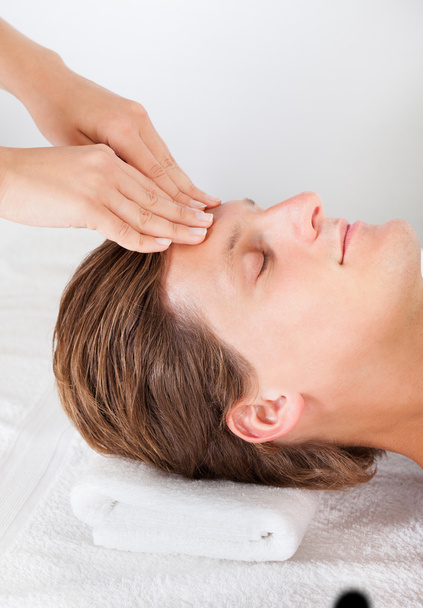 Людина отримує масаж голови
 - Фото, зображення