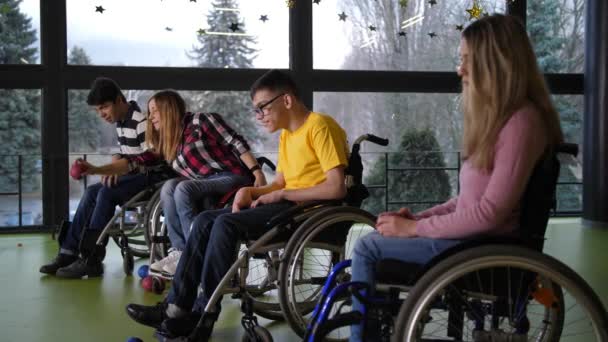 Boldog fogyatékkal élő emberek játszanak boccia játék beltérben - Felvétel, videó